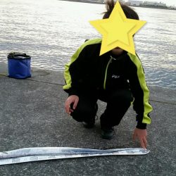 教え子二人に釣りのレクチャー。タチウオ3人で9匹ゲット。